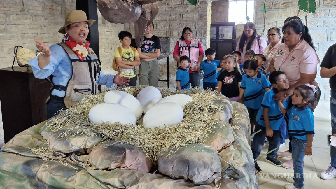 Aprenden jugando: Niñas y niños del DIF Acuña visitan muestra de dinosaurios