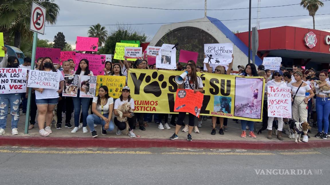 ‘Bomberos asesinos’; ciudadanos exigen justicia por muerte de perritos en Monclova