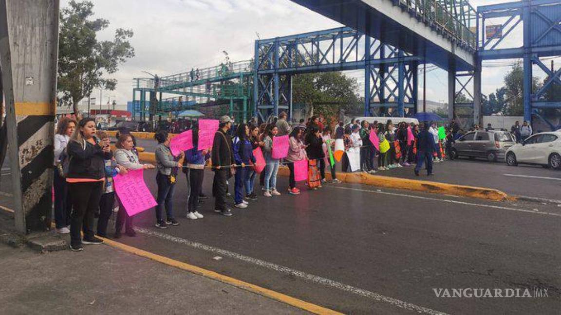 Maestros mexiquenses bloquean accesos a CDMX, causan caos vial