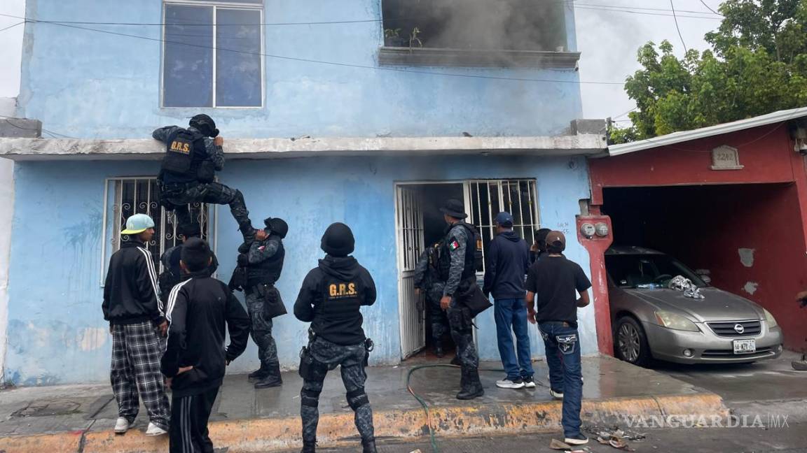 Rescata GRS a menores de casa en llamas; presunto corto circuito provocaría incendio