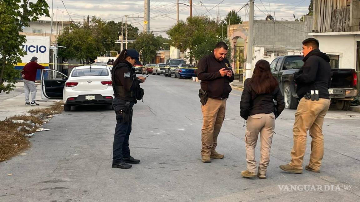 $!Las autoridades recibieron el reporte sobre un domicilio de un complejo habitacional de la calle 16 de Septiembre, en la colonia Rancho las Varas, que expedía un olor fétido.