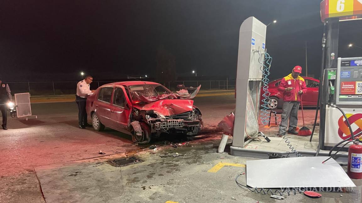 Conductor se descontrola y choca contra gasolinera de Saltillo