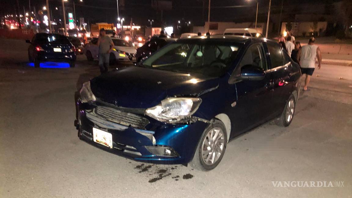 $!El vehículo quedó severamente dañado tras colisionar con la patrulla.