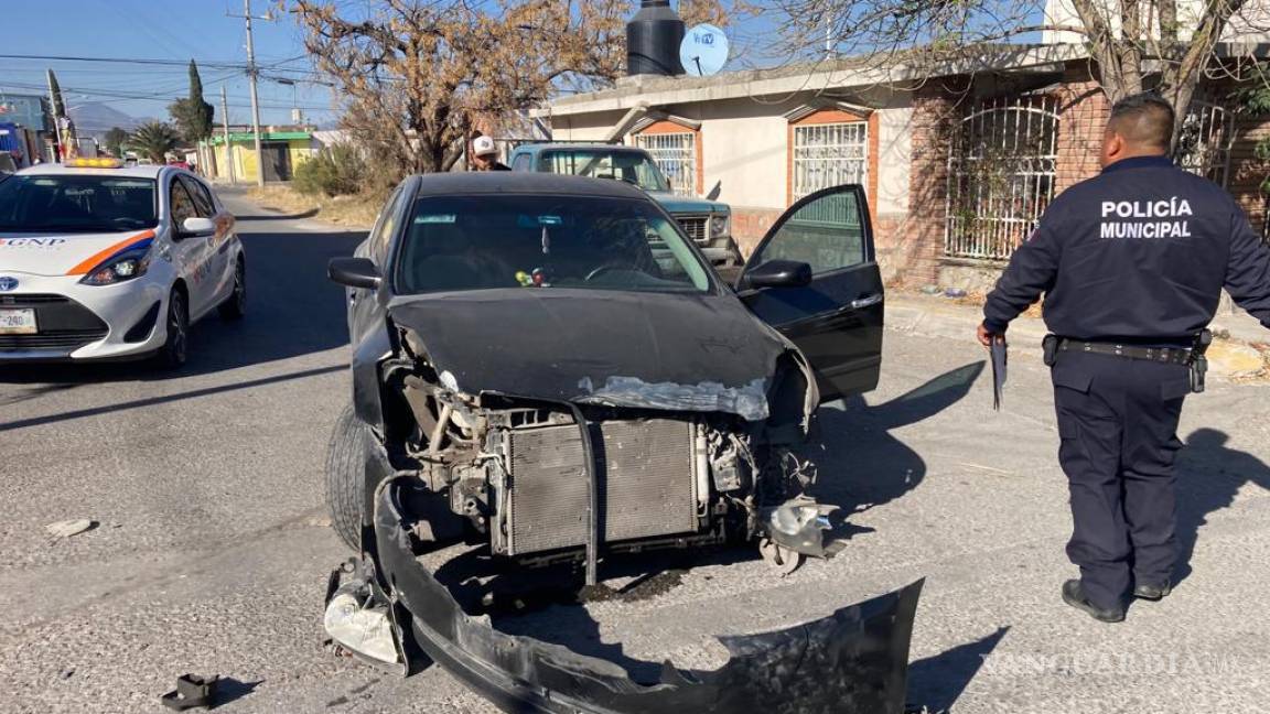 Saltillo: mujer choca contra tanque de tráiler y deja su auto destrozado