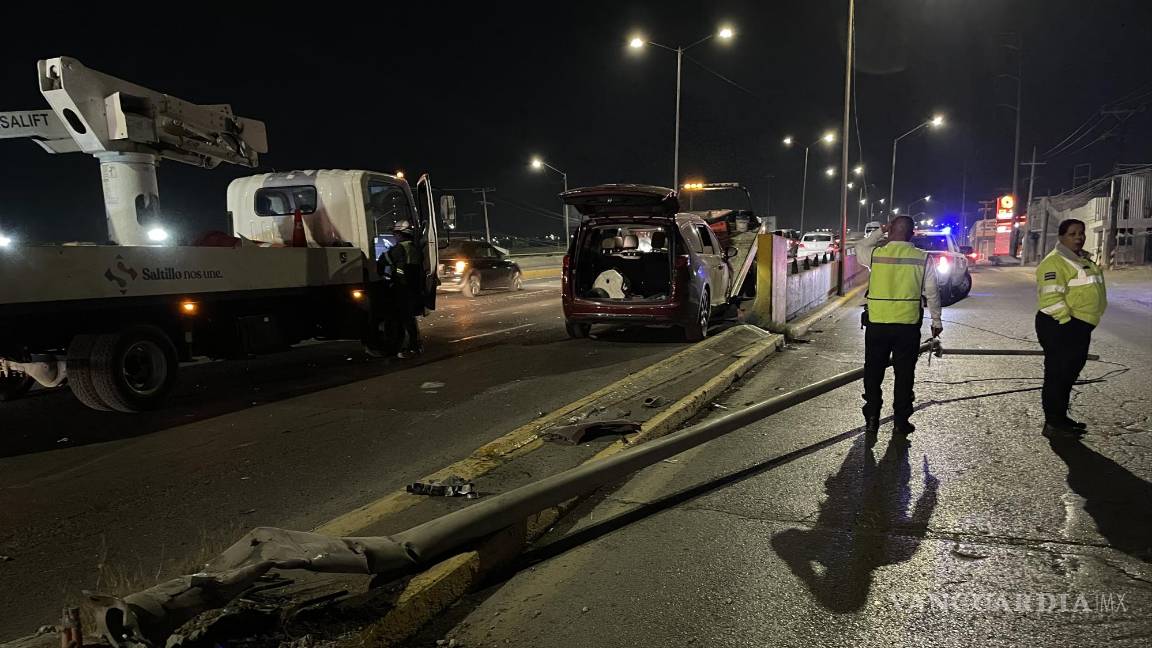 Conductor no logra maniobrar y derriba luminaria en Saltillo