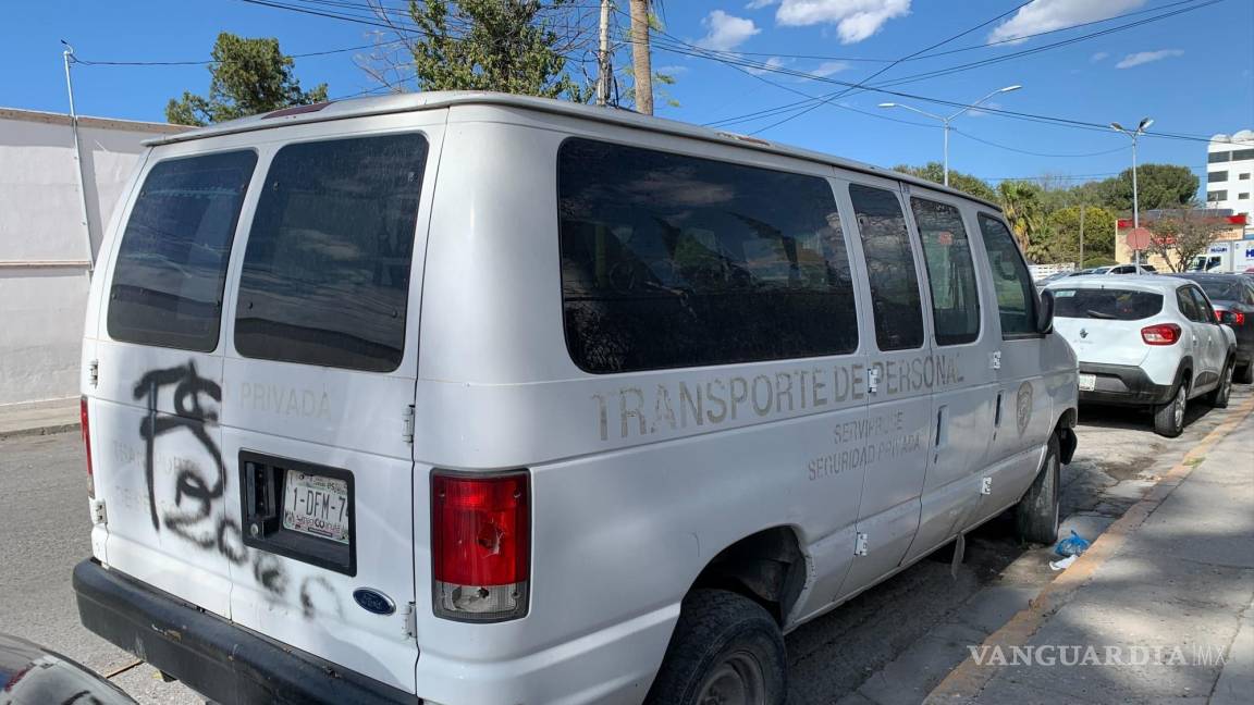 Empresa de seguridad privada abandona vehículos en calle céntrica de Saltillo