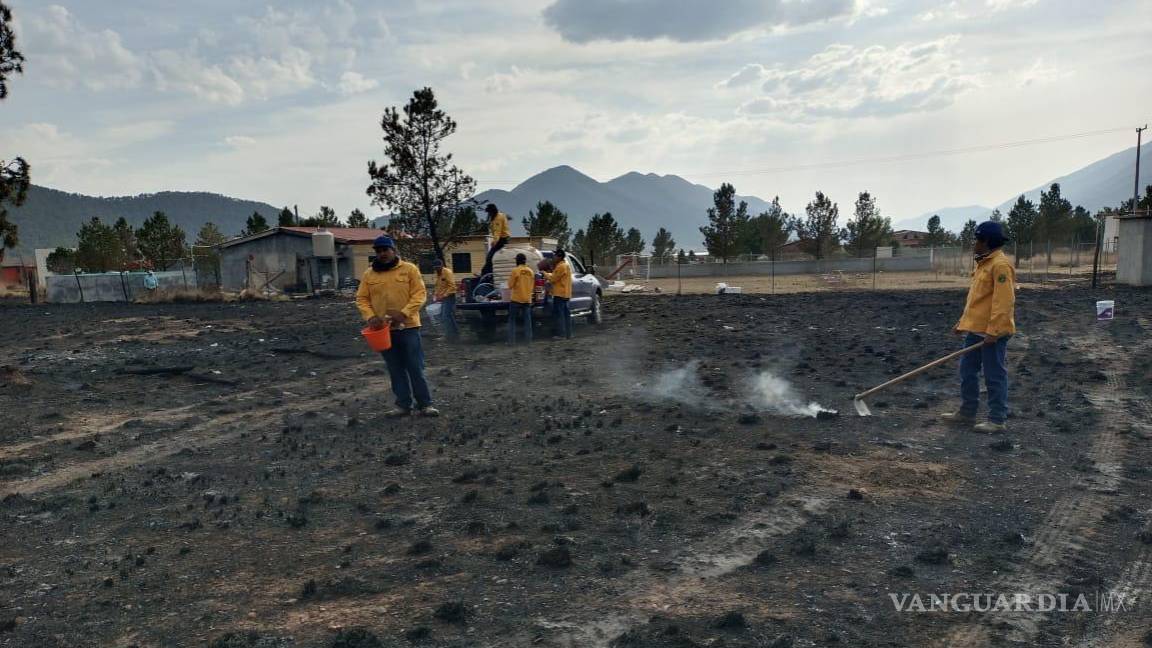 $!Las brigadas de Los Lirios y El Tunal colaboran con Protección Civil para evitar que el fuego se propague más allá del rancho.