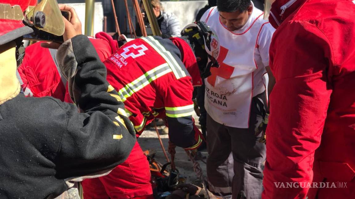 Cae en noria de 20 metros de profundidad en Castaños; paramédicos lo rescatan