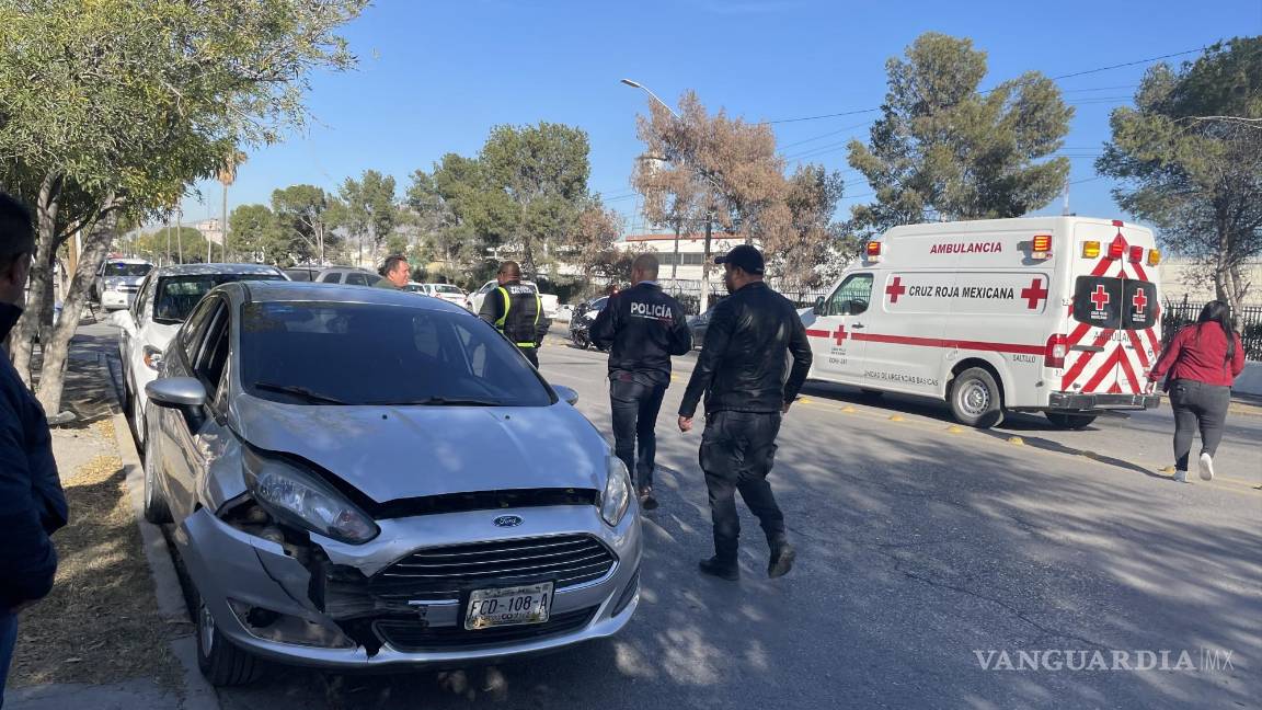 Auto no respeta alto y embiste a motociclista, en el centro de Saltillo