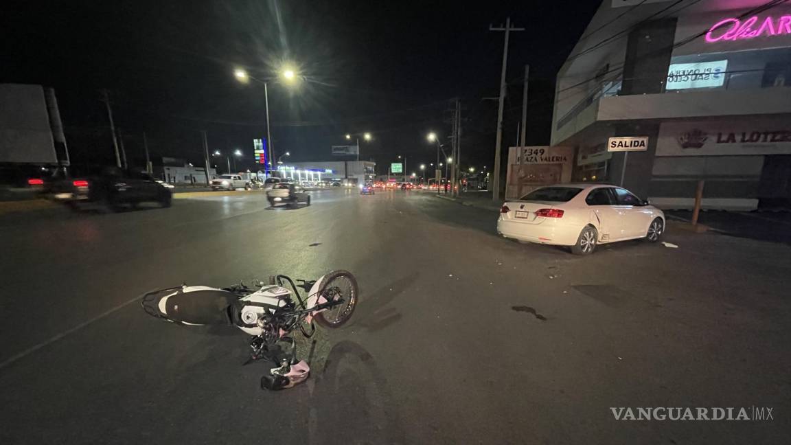 Saltillo: joven conductora arrolla a policía estatal; el oficial termina sobre toldo de su auto