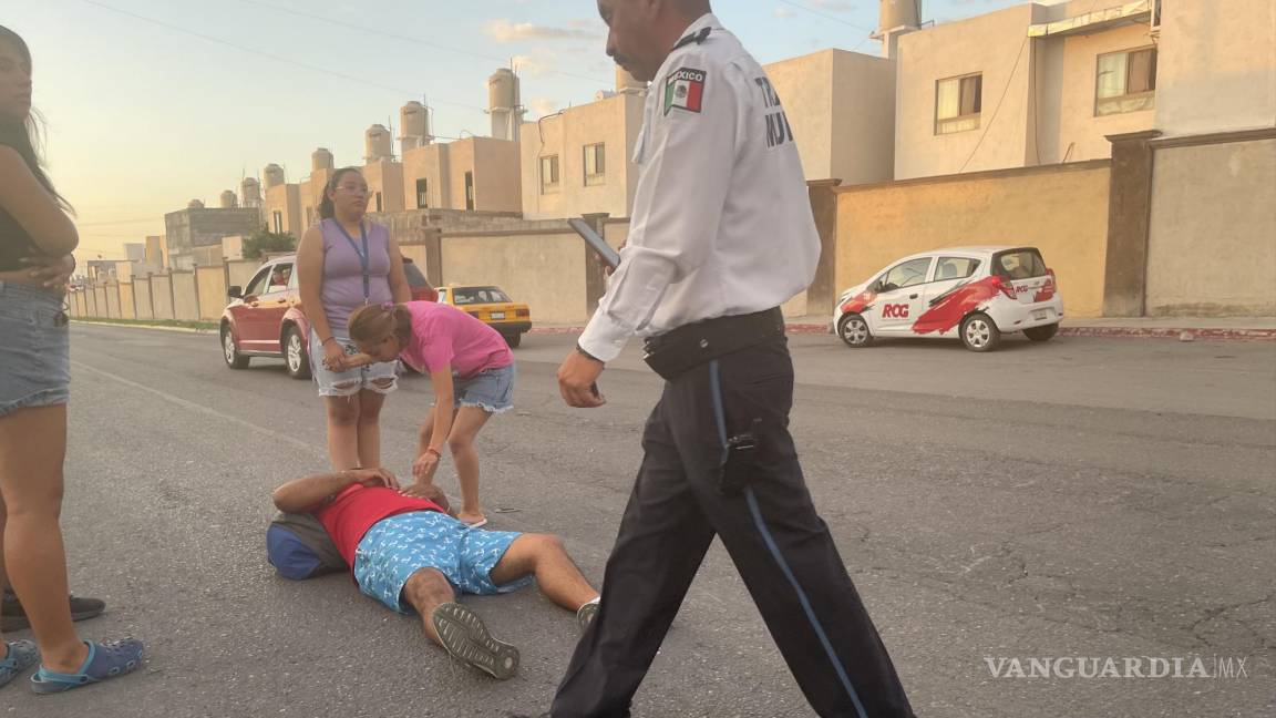 Saltillo: motociclista se impacta contra taxista que frenó intempestivamente; termina lesionado