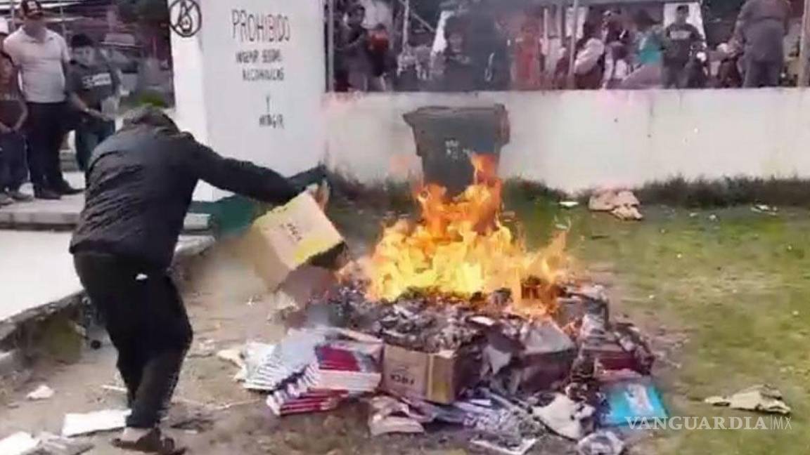 Aseguran habitantes de comunidad indígena que los libros de texto tienen ‘enseñanzas satánicas’