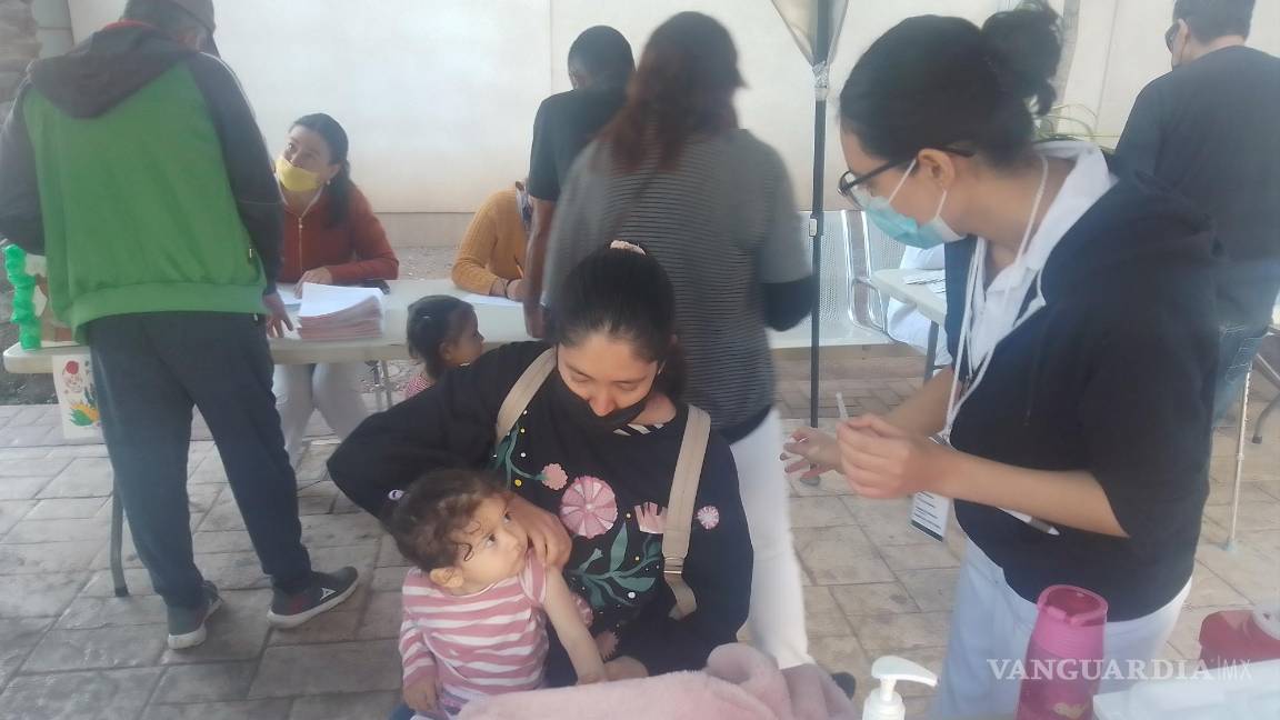 Realizan feria de la salud en ISSSTE de Saltillo; atienden a derechohabientes y público en general
