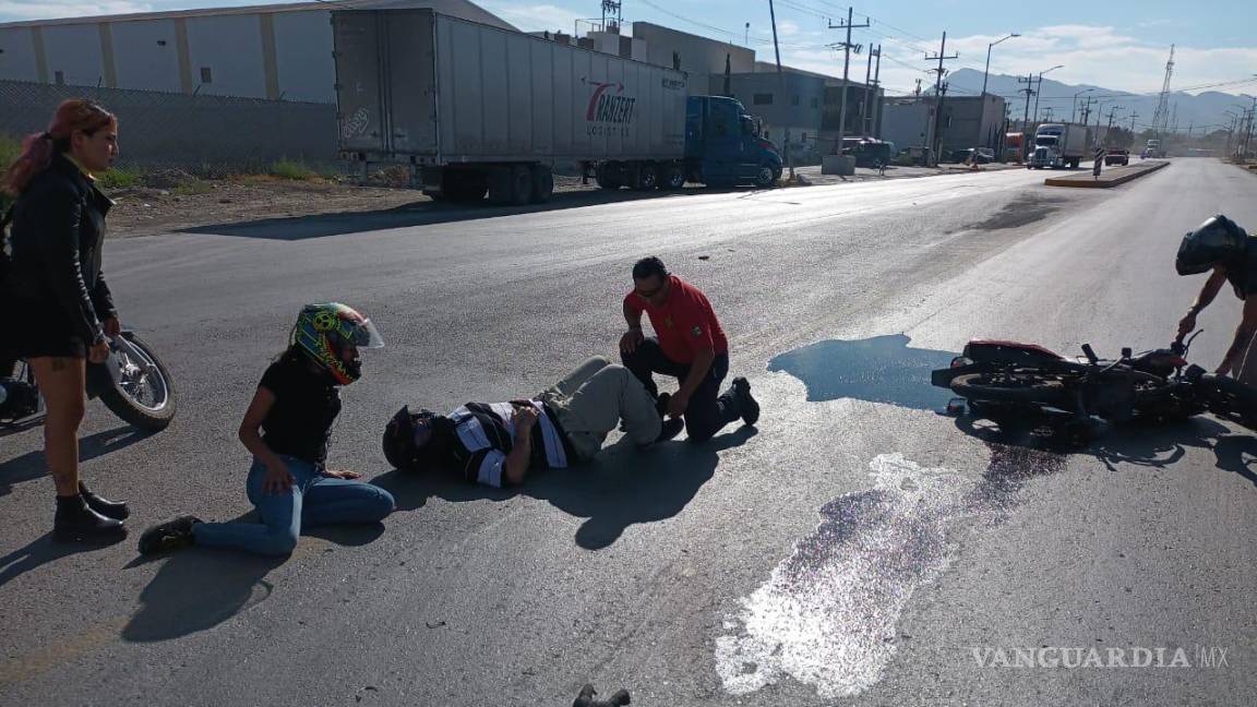 Motociclista termina con fractura de pierna tras ser embestido por un camión, en Ramos Arizpe