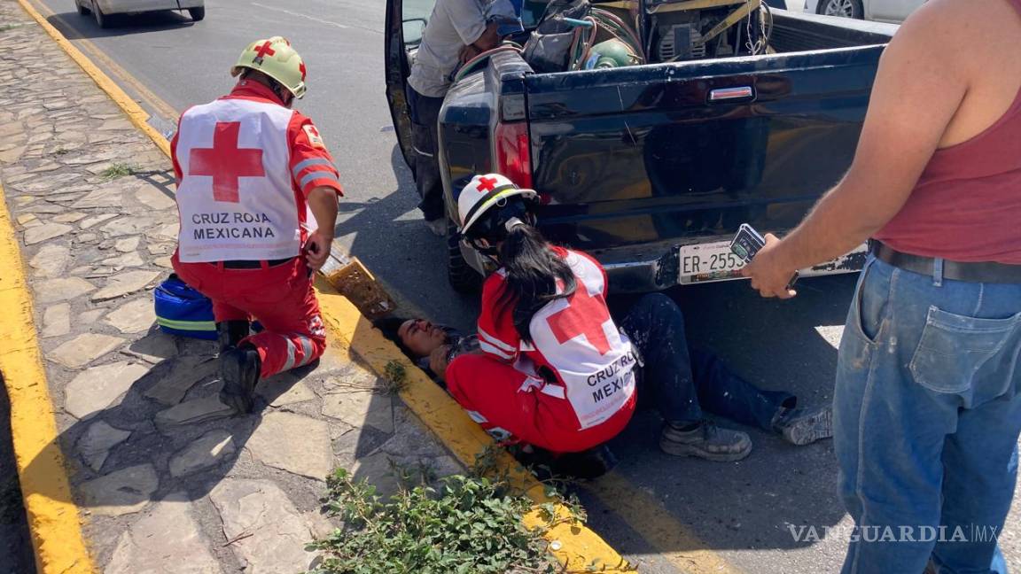 Conductor resulta herido tras chocar y caerle poste sobre su camioneta, en Saltillo