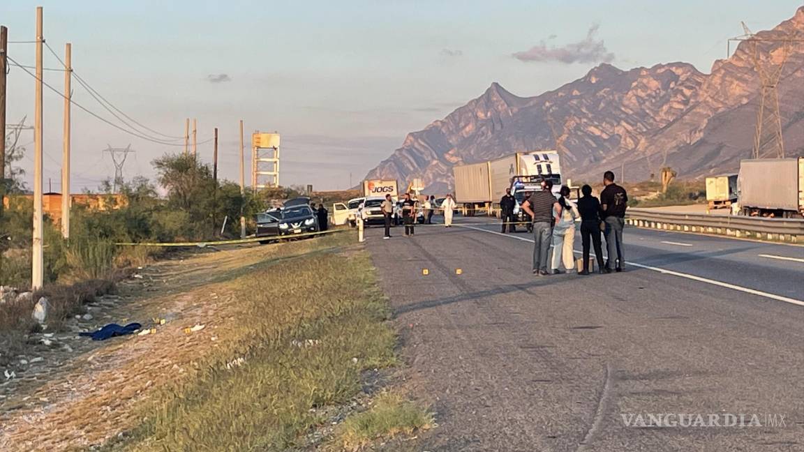 Hallan a hombre con 4 impactos de bala a orillas de la carretera Monterrey-Saltillo