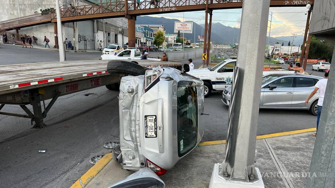 Saltillo: tráiler embiste auto en la entrada de la Guerrero
