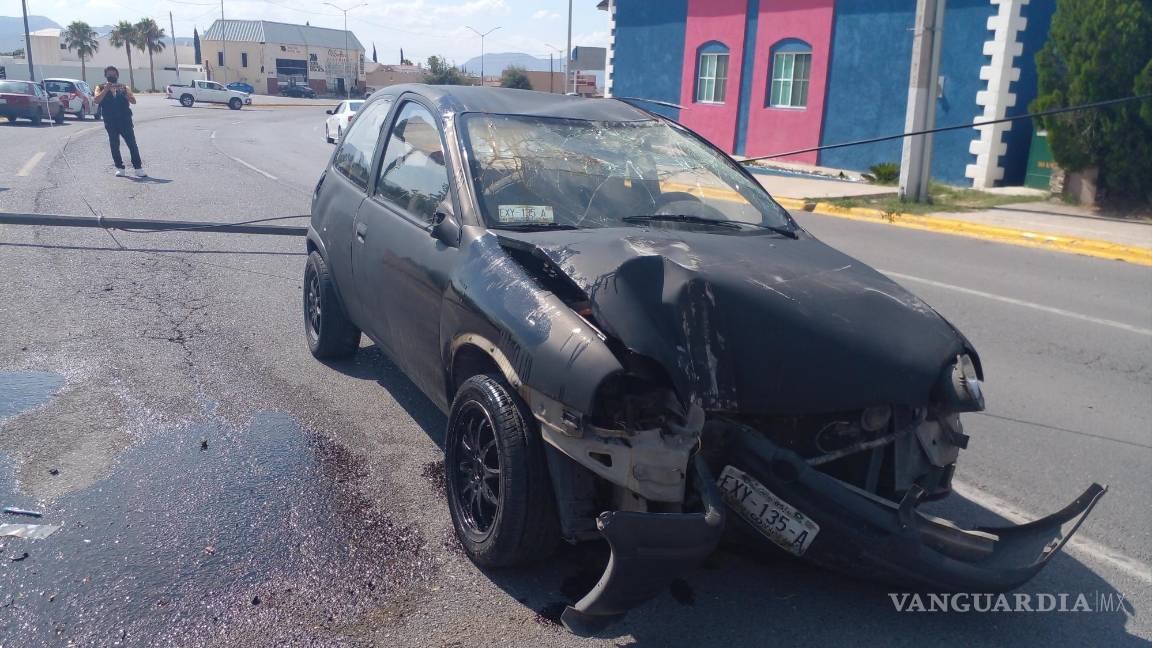 Conductor vuelca su automóvil en bulevar Colosio de Saltillo; derriba luminaria