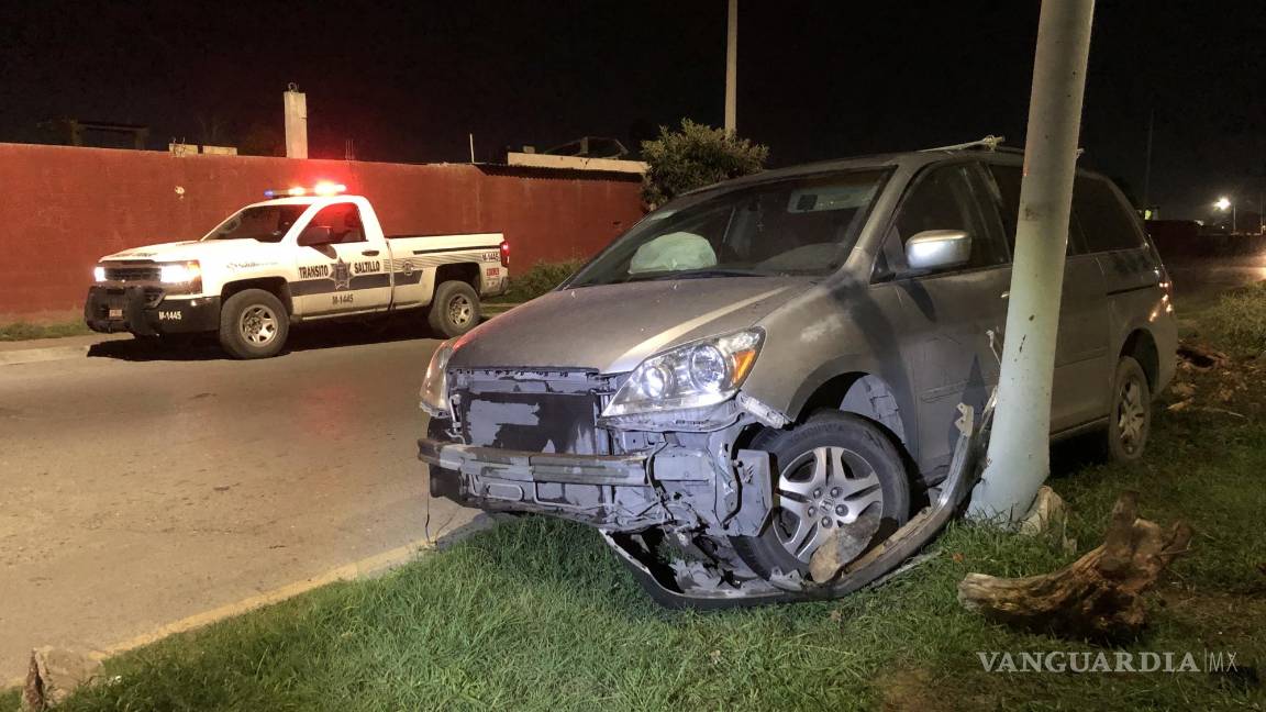 Saltillo: choca, abandona su vehículo y olvida sus documentos; Policía identifica a responsable de accidente