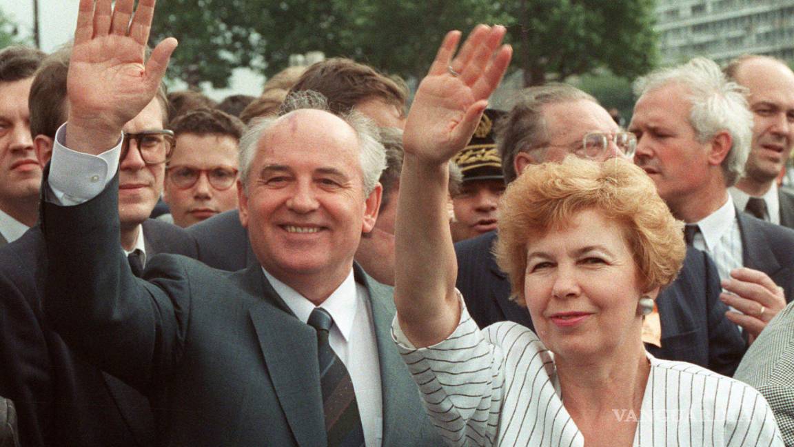 $!El presidente soviético Mikhail Gorbachev y su esposa Raisa saludan a una multitud durante su visita a París, Francia, el miércoles 5 de julio de 1989.