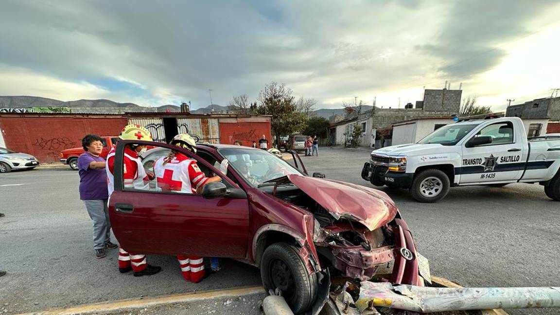 Por esquivar a un perrito, conductora choca y derriba una luminaria en Saltillo