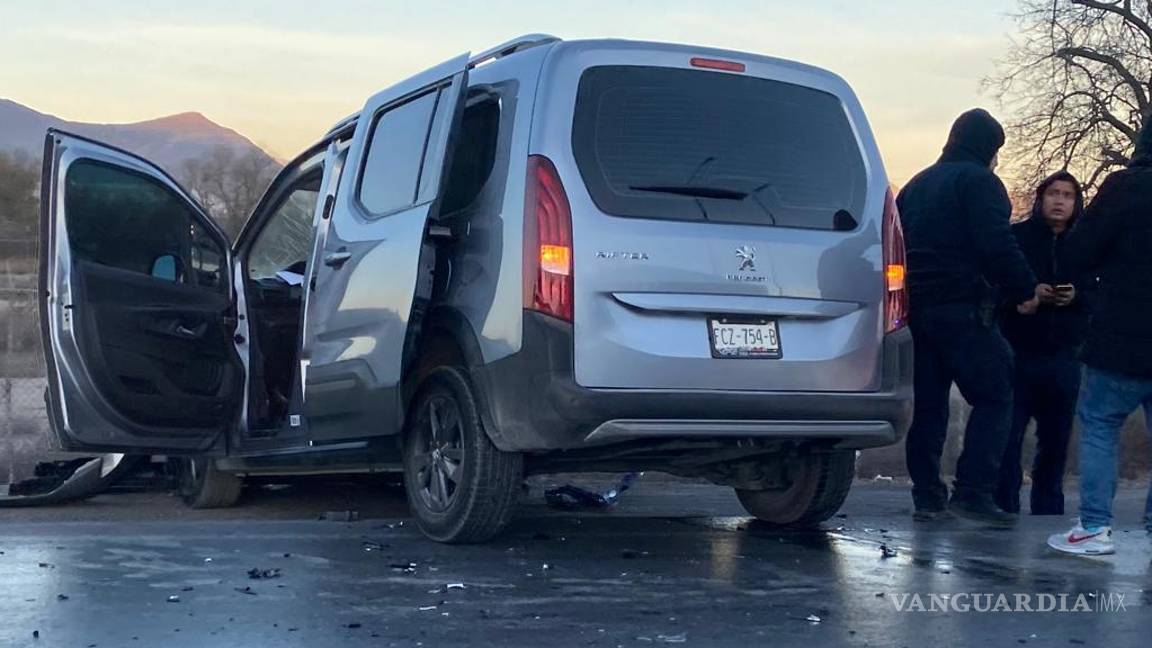 Trailero provoca caos vial y huye, en la carretera Monterrey-Saltillo