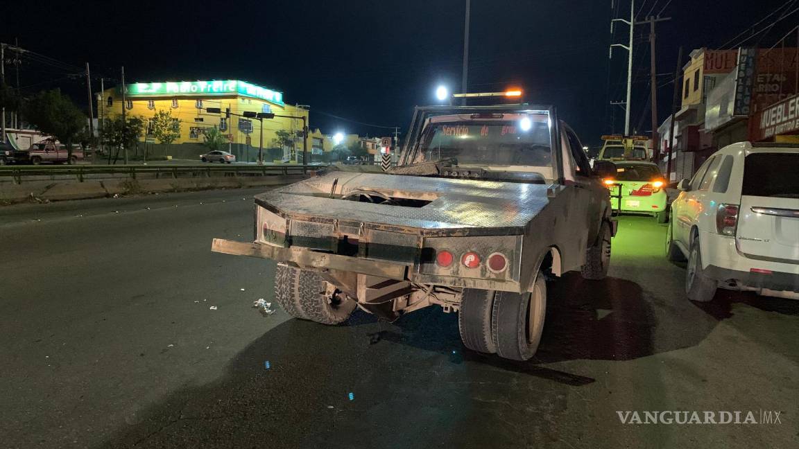 $!La grúa fue alcanzada por el automóvil a alta velocidad, sufriendo daños menores.