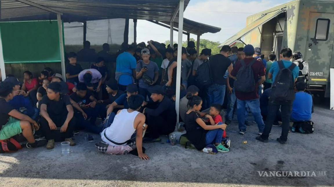 Rescatan a 139 migrantes hacinados en la caja de un tractocamión en Nuevo León