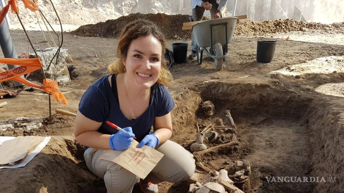 $!La arqueóloga Vanessa Linares trabaja en un yacimiento de tumbas cananeas en Tel Yehud, en el centro de Israel.