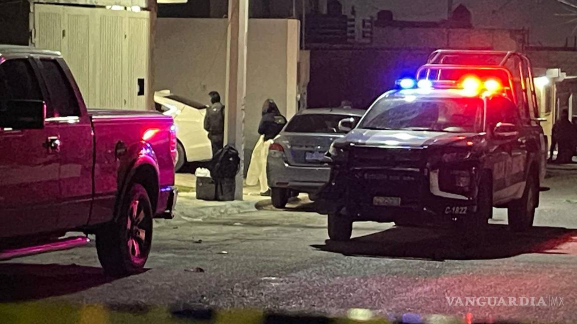 $!La vivienda quedó acordonada mientras peritos recababan evidencias en la escena.