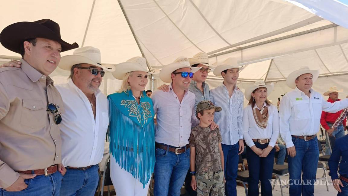 $!La alcaldesa Laura Jiménez y el gobernador Manolo Jiménez encabezaron la Arreada Múzquiz 2026.