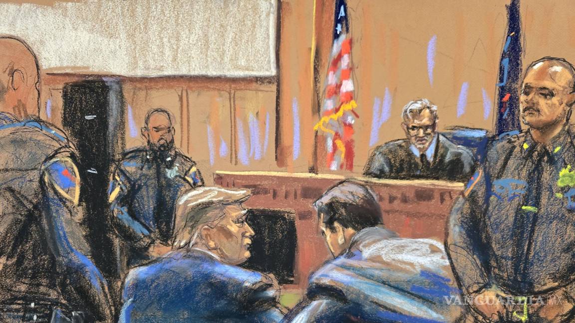 $!Dibujo realizado por la artista Jane Rosenberg donde aparece Donald Trump (i), mientras escucha a su abogado Todd Blanche (d) frente al juez Juan Merchán.