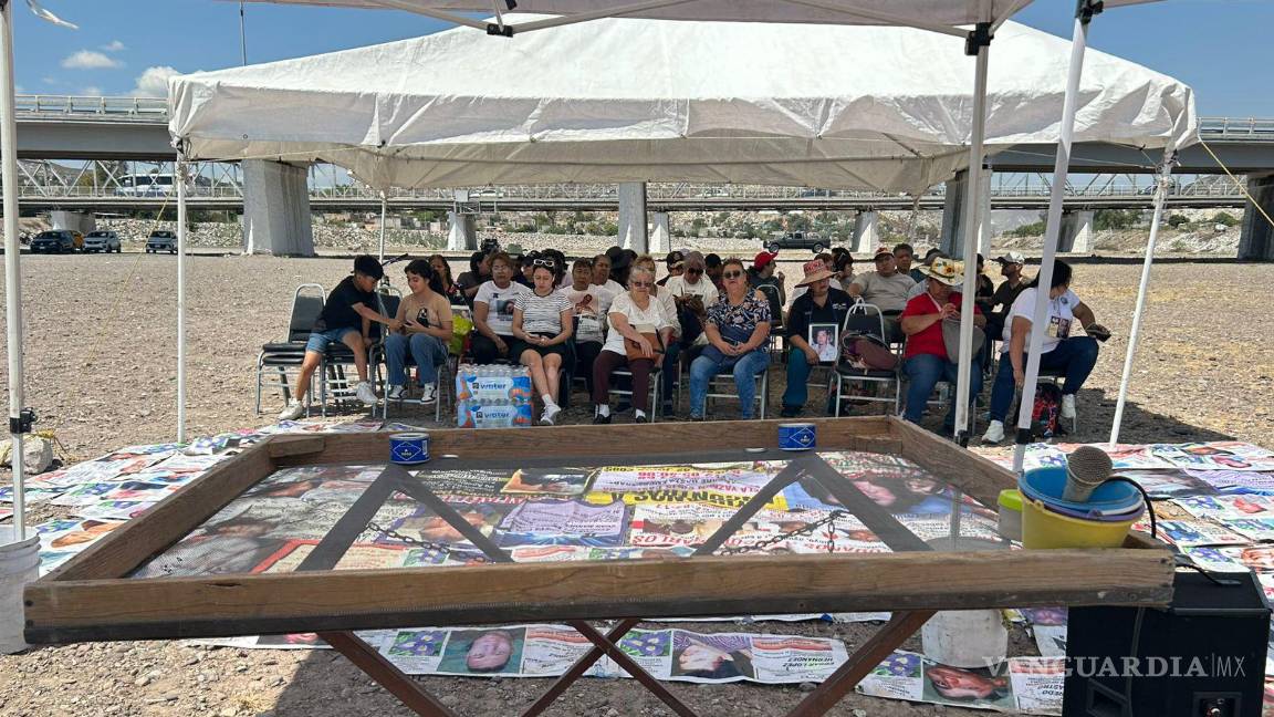 $!Madres buscadoras caminaron desde puntos distintos en Torreón y Gómez Palacio para reunirse en el lecho del río Nazas, donde exigieron justicia por sus hijos e hijas desaparecidos.