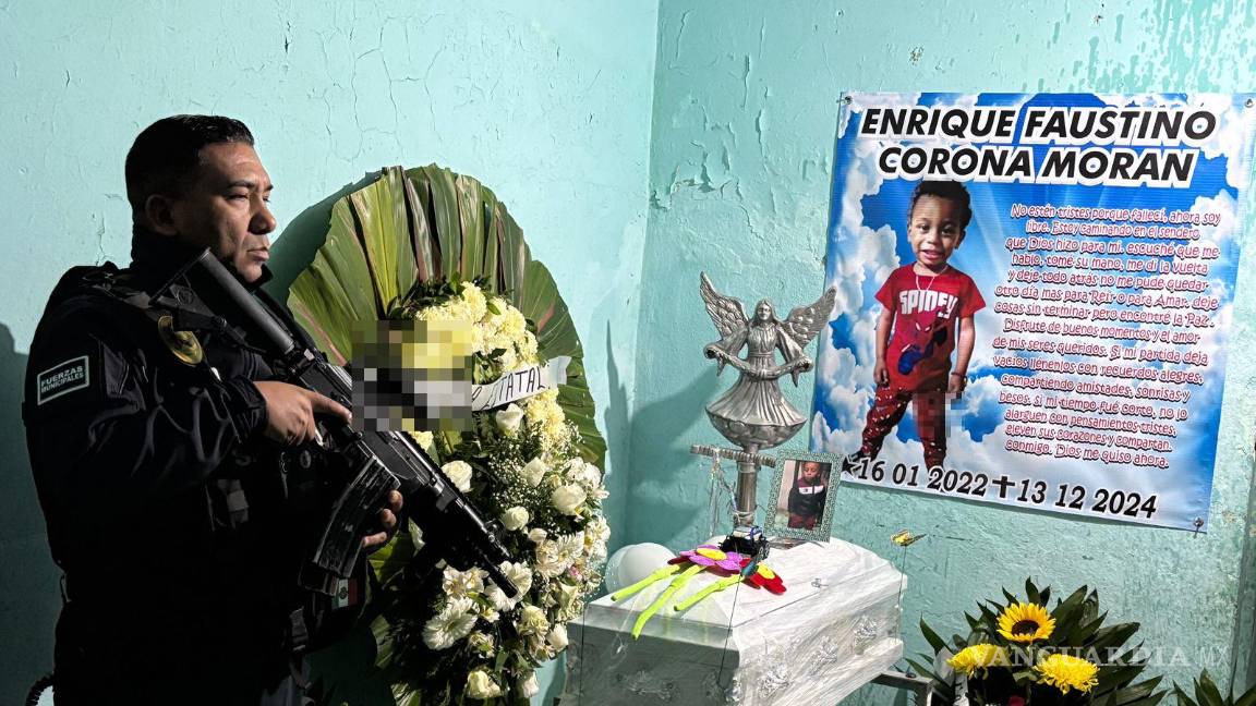 $!Policías municipales entregan apoyo económico a la familia del menor fallecido en la colonia Bellavista.