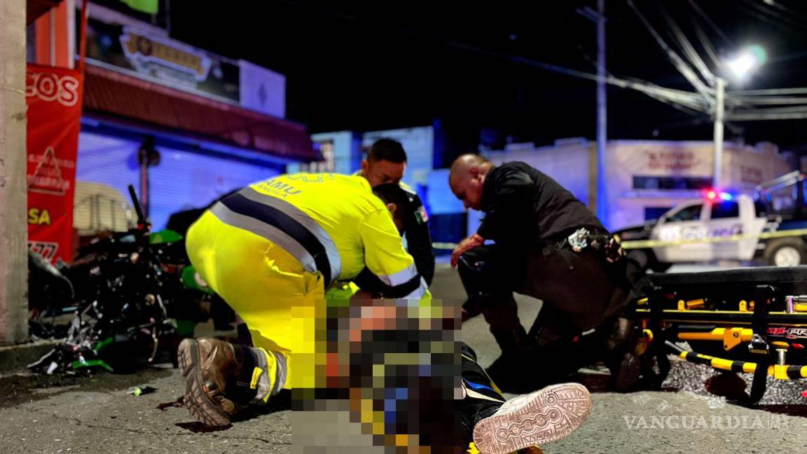 $!El choque ocurrió en una curva del Centro, donde los jóvenes perdieron el control de la moto.