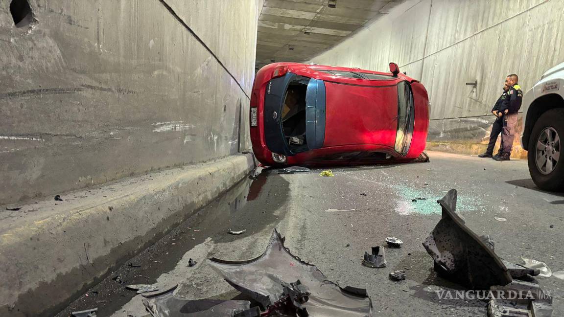 Vuelca auto tras chocar contra muro en paso deprimido de Saltillo; conductor se fuga