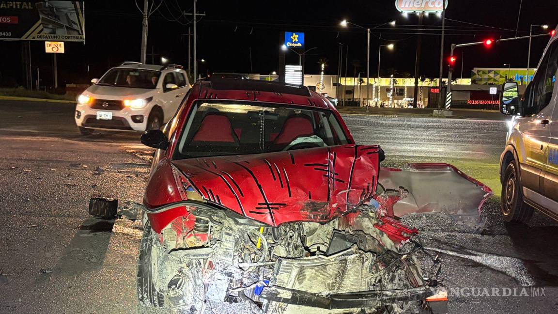 Se pasa en rojo y provoca aparatoso choque en Saltillo; conductor huye del sitio