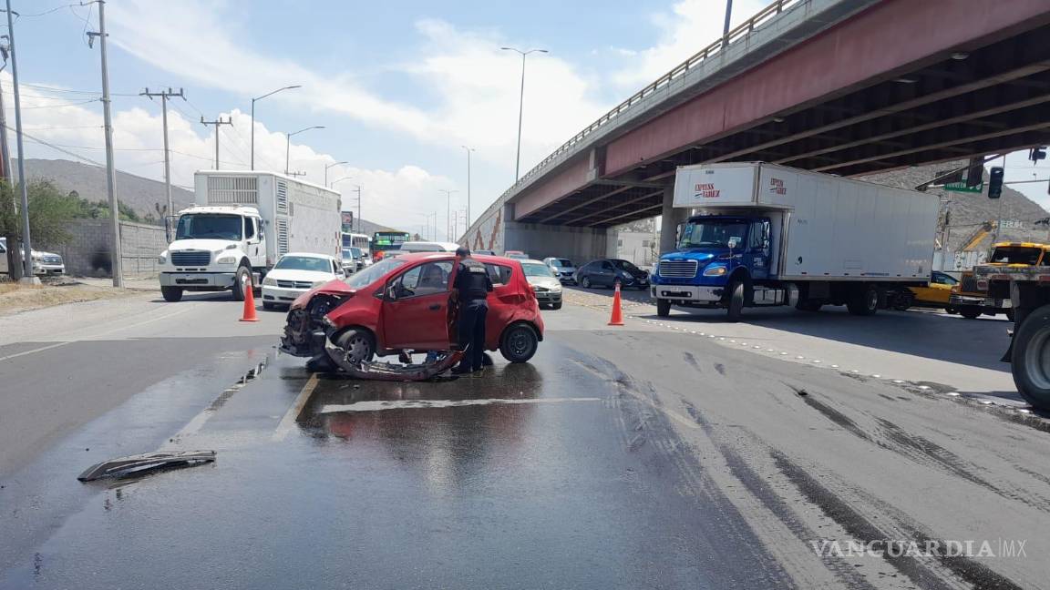 Imprudente trailero casi provoca tragedia en Ramos Arizpe al invadir carril