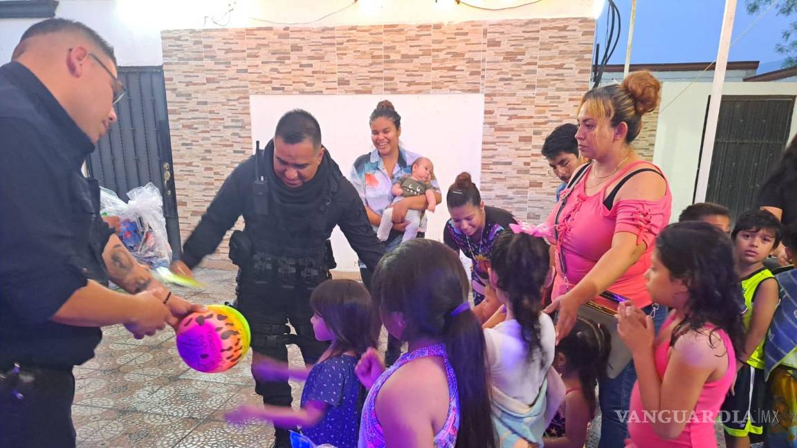 Reparten Policías de Monclova alegría entre niños de colonias vulnerables