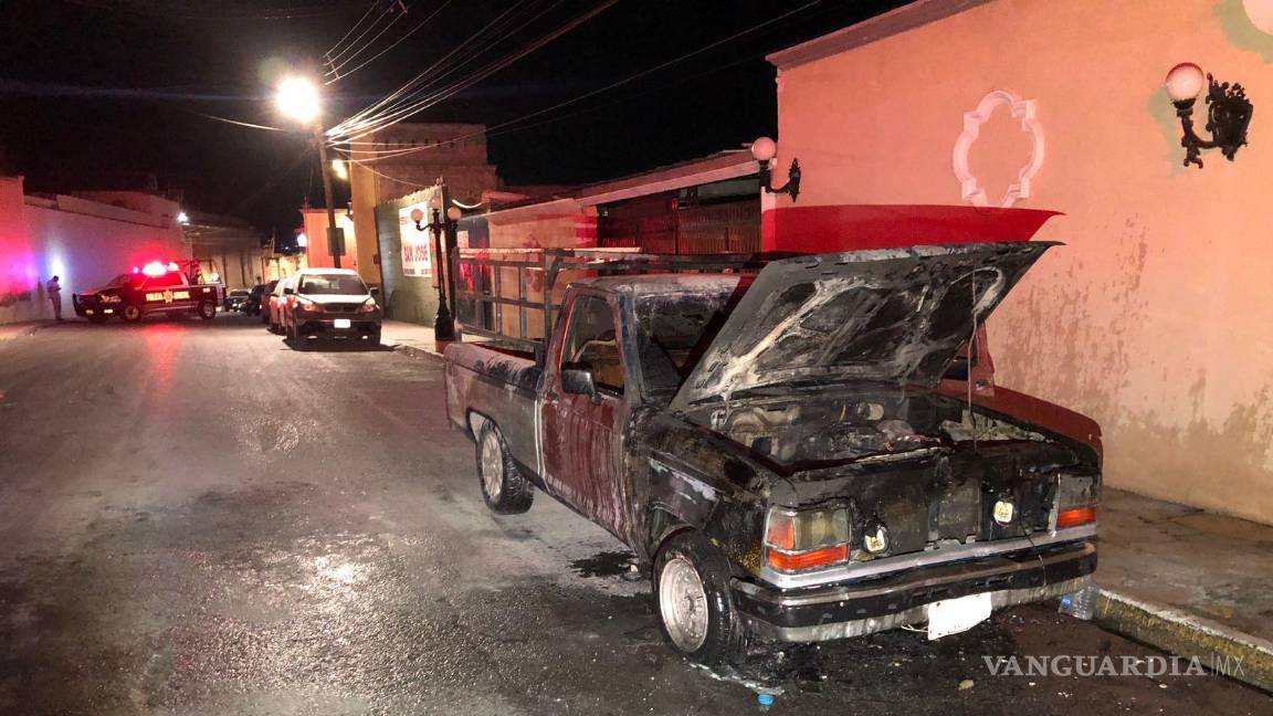 $!La camioneta terminó consumida en llamas, mismas que apagaron los bomberos.