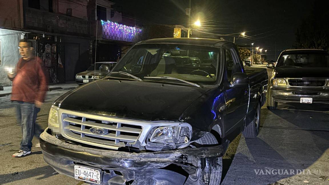 $!La camioneta Ford F-150 terminó con daños en la parte frontal tras invadir el carril contrario.