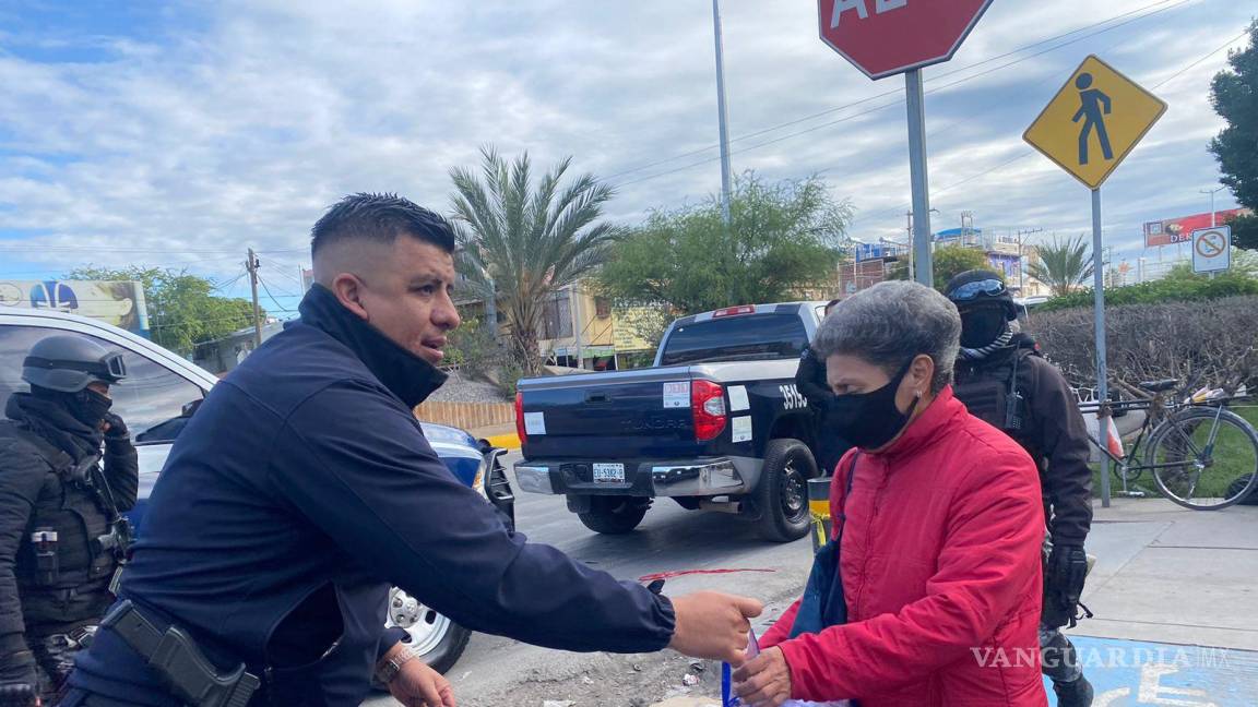 Policía de Torreón brinda alimentos y cobijas afuera de hospitales del IMSS (video)