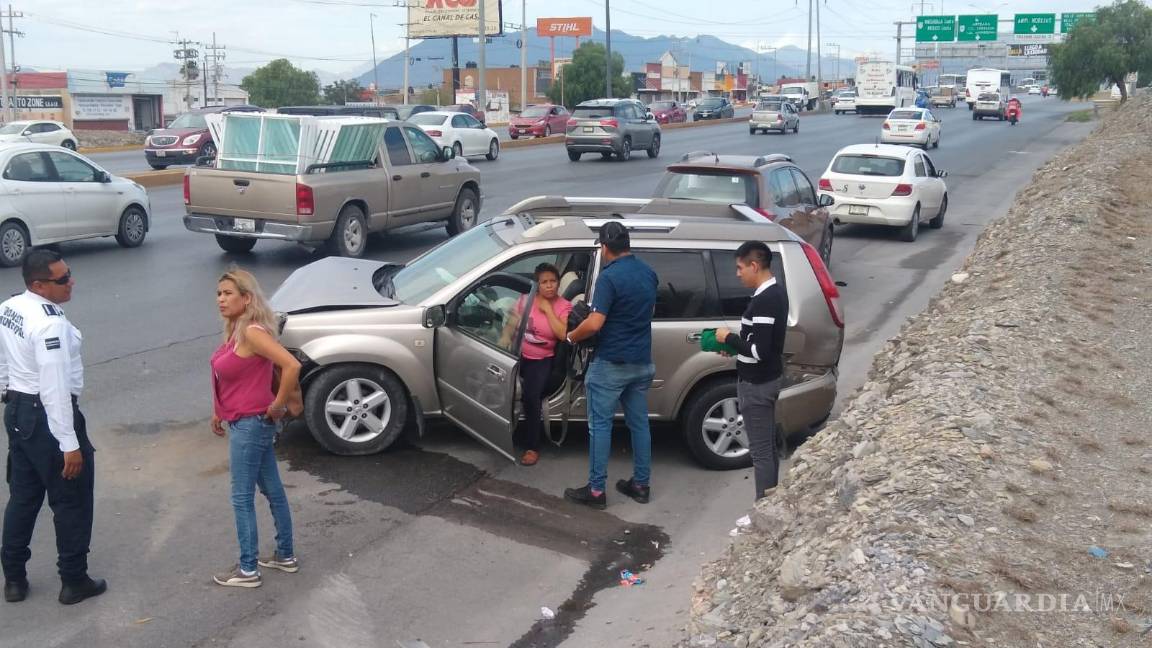 Par de mujeres correlonas se impactan en talud, al oriente de Saltillo