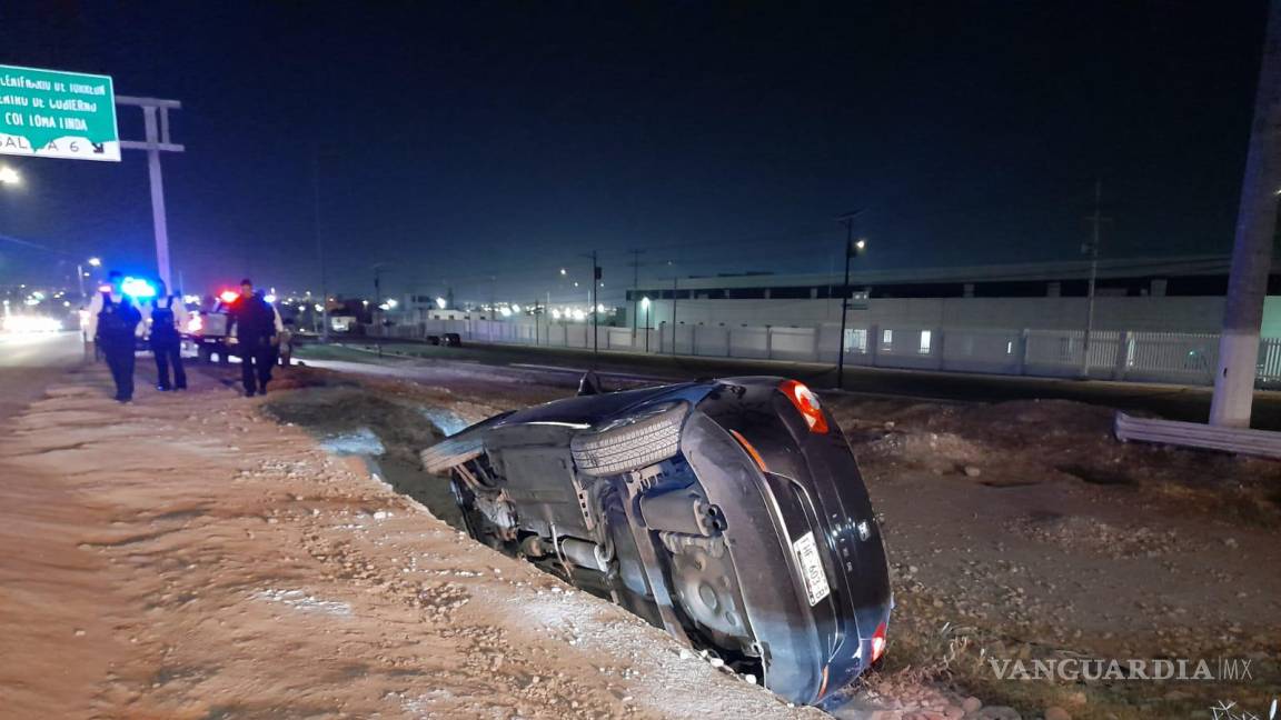 Conductor cae en peligrosa zanja frente a la colonia Misión Cerritos de Saltillo