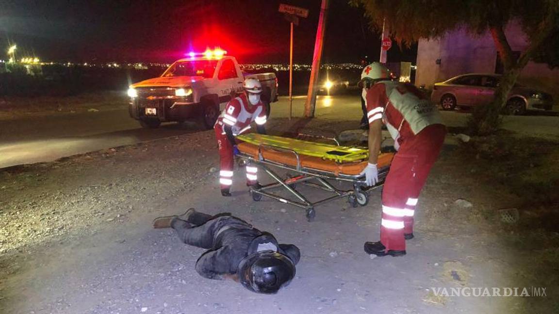 $!El hombre transitaba en completo estado de ebriedad, perdió el control de su vehículo, se impactó contra la banqueta y salió proyectado contra la terracería.