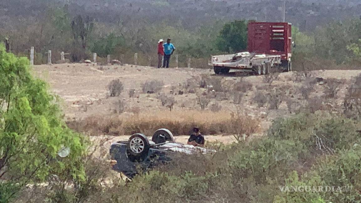 $!Para no chocar, la conductora del auto Vento giró el volante terminando volcado en un barranco.