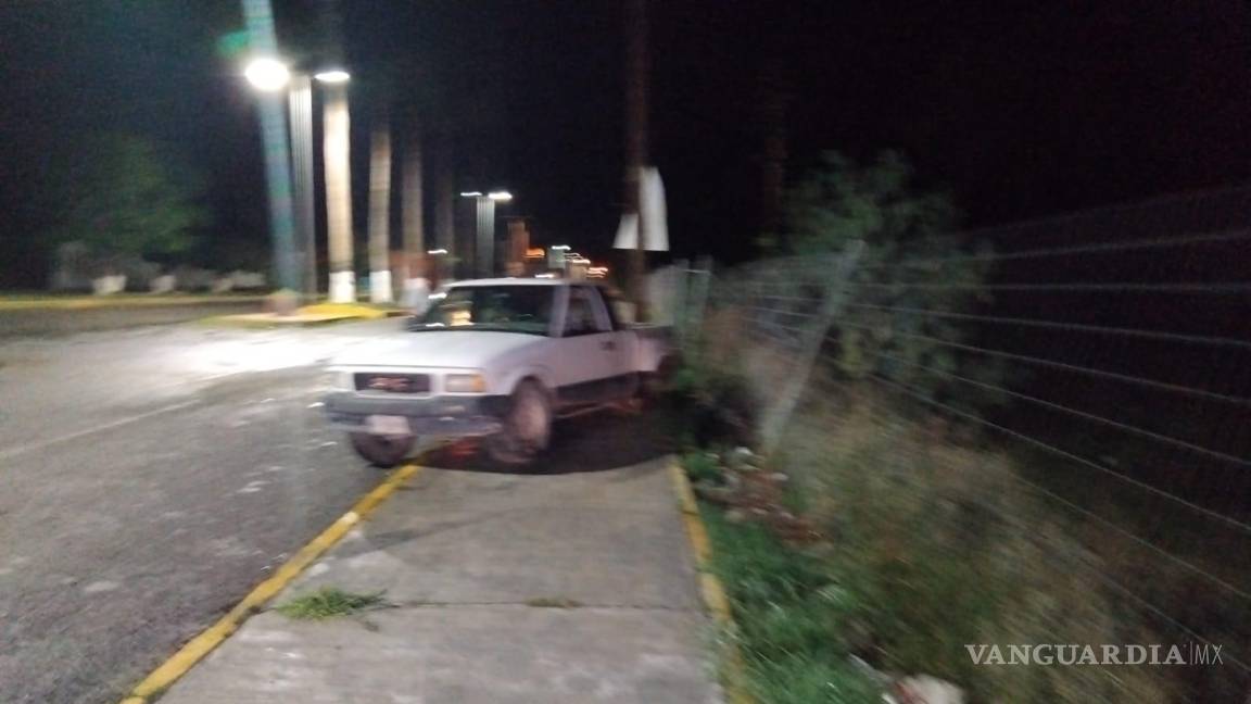 Camioneta casi cae a un arroyo en Parras; tripulantes presentaban estado de ebriedad