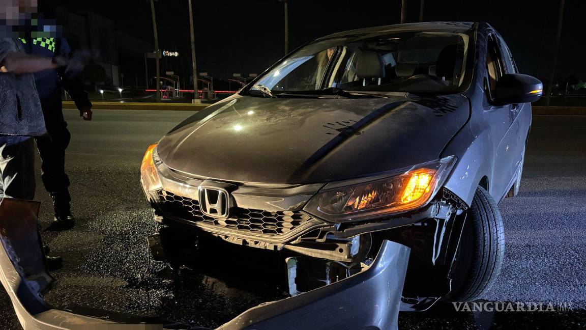 $!Testigos ayudaron al joven a salir del auto y a colocar el vehículo nuevamente sobre sus ruedas.