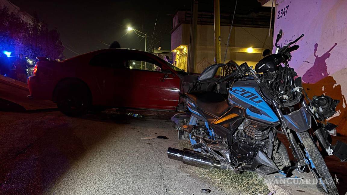 $!La motocicleta quedó a un costado de la vialidad, con severos daños en su estructura.