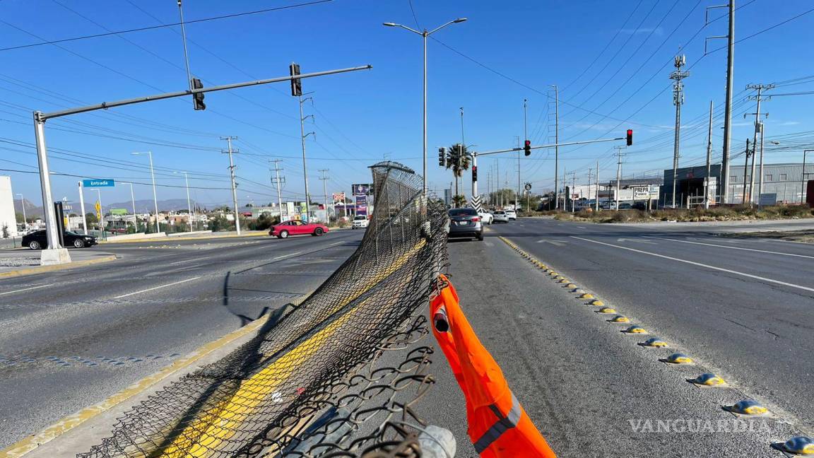 Saltillo: Reja en camellón se vence e invade el carril vehicular frente a Plaza Sendero